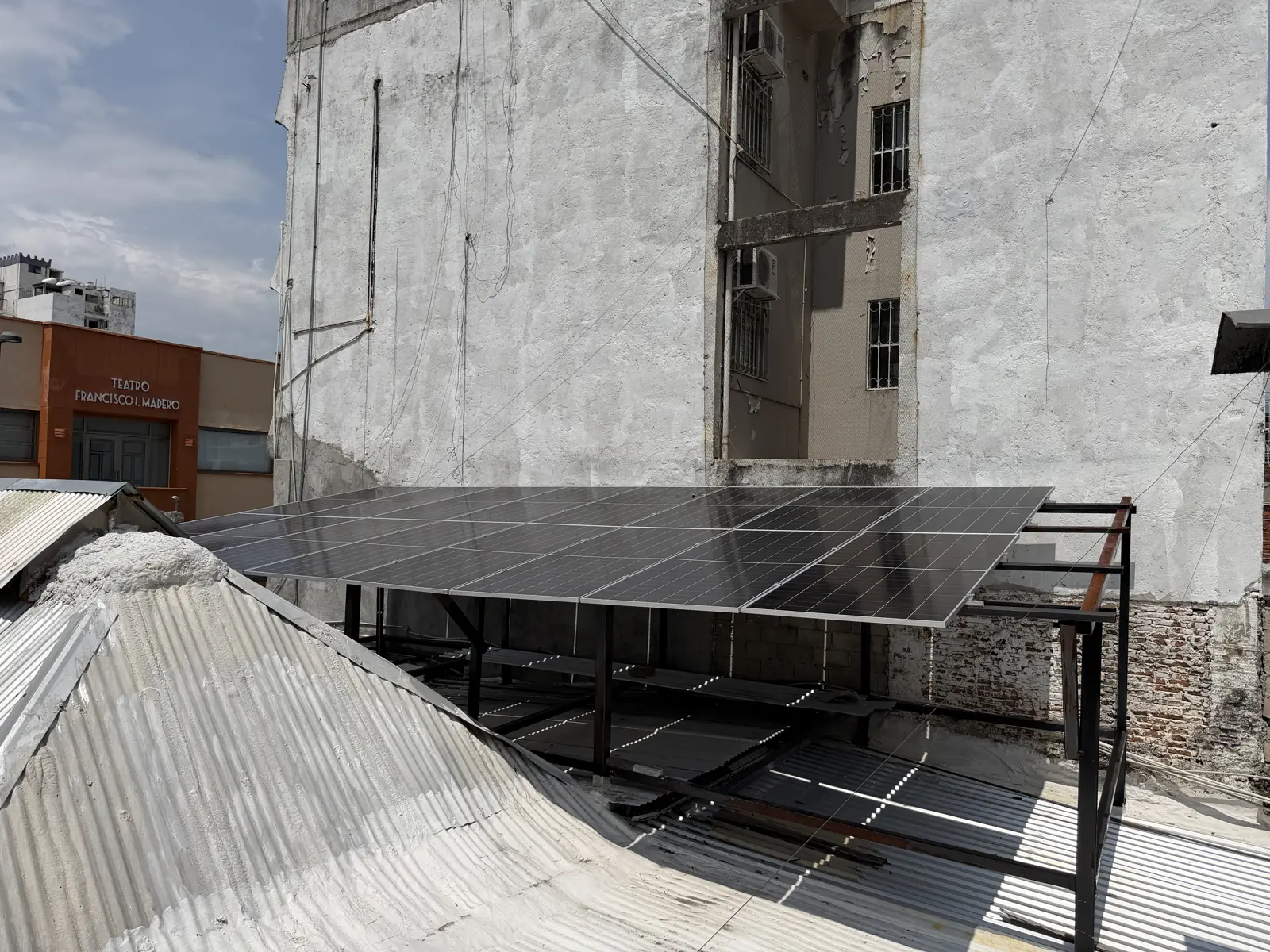 Estructura elevada con paneles solares instalada por Solartiva en El Borrego Líder, Tuxtla