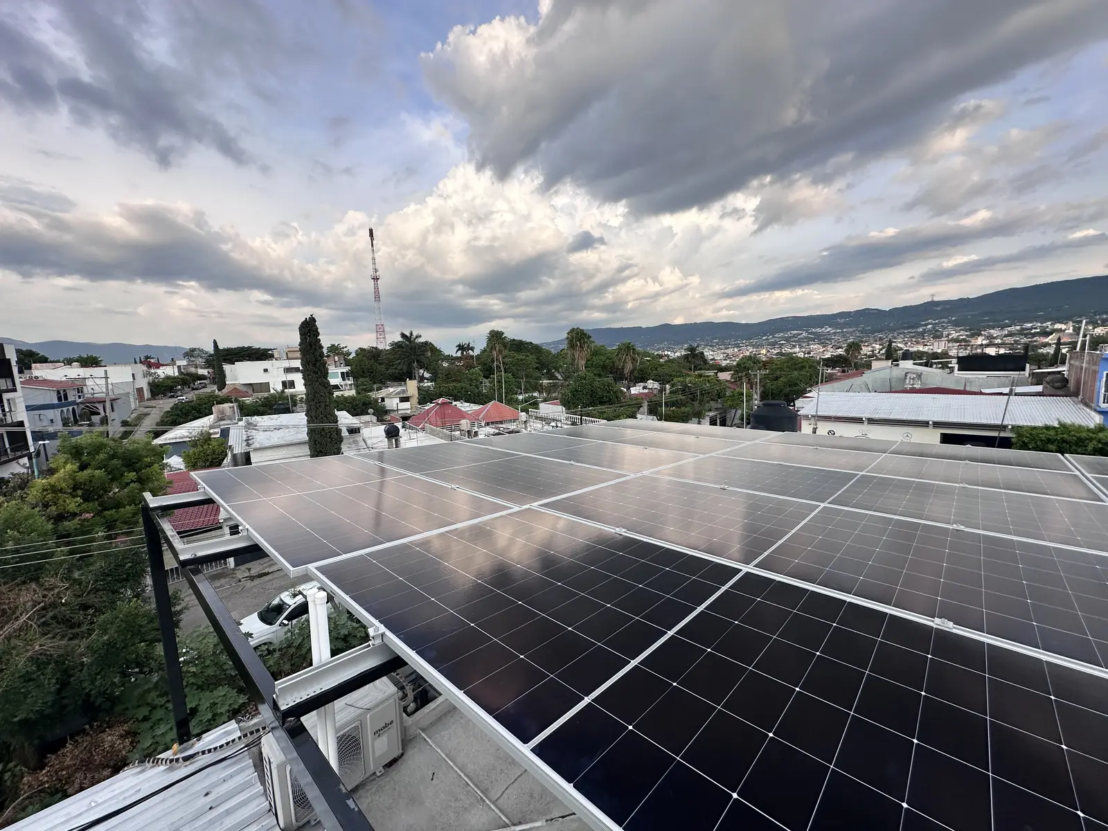 Equipo de Solartiva instalando paneles solares en estructura elevada en Tuxtla